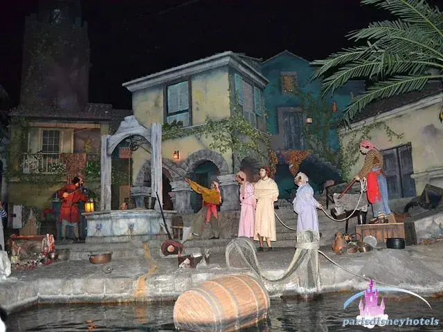 Personajes de Piratas del Caribe en acción - Escena de piratas interactuando en la atracción